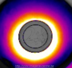 Image d'une pièce de deux euros chauffée vue en thermographie infrarouge