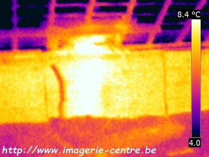 Image thermique de l'émanation chaude et humide par une ancienne cheminée