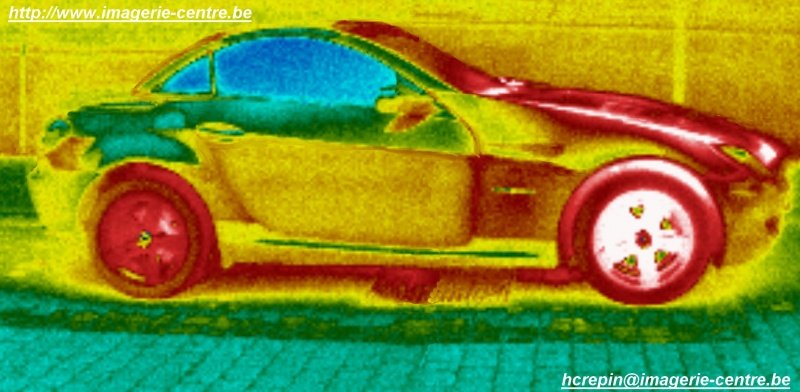 Voiture Mercedes vue en imagerie thermique infrarouge